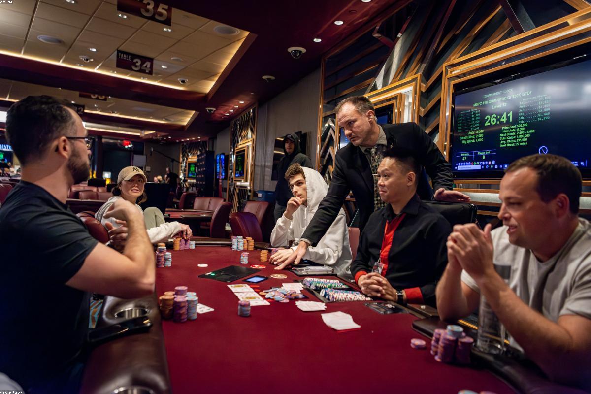 Krupier pri blackjack stole v hotelovom kasíne